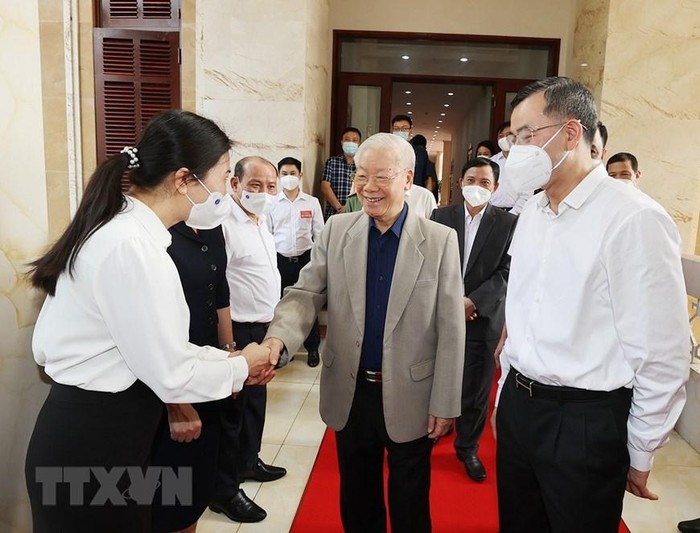 Tổng Bí thư Nguyễn Phú Trọng với Ban Thường vụ và lãnh đạo chủ chốt tỉnh Hòa Bình. (Ảnh: Trí Dũng/TTXVN)