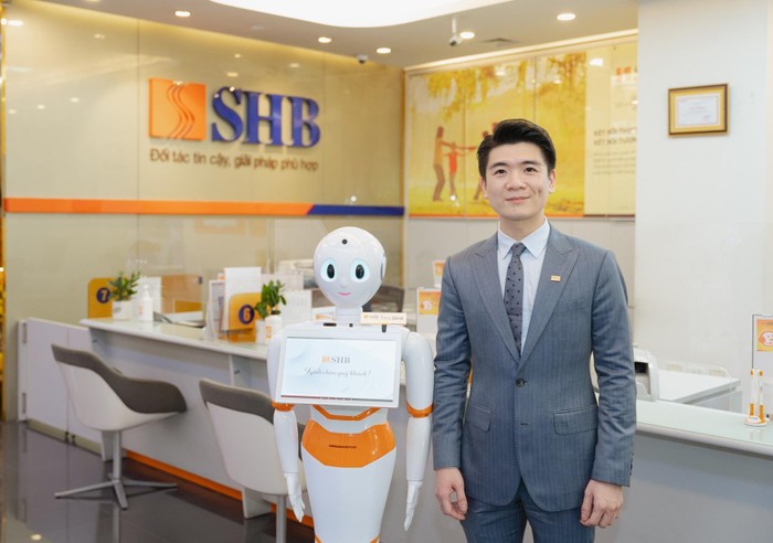 Phó Tổng Giám đốc SHB – ông Đỗ Quang Vinh cho biết việc SHB sử dụng robot tại quầy nhằm nâng cao chất lượng dịch vụ và mang lại cho khách hàng trải nghiệm không gian giao dịch số.