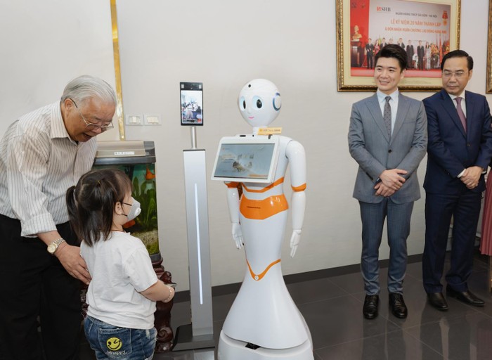 Các khách hàng, đặc biệt là các khách hàng nhỏ vui vẻ và háo hức khi được giao tiếp với Robot thông minh.