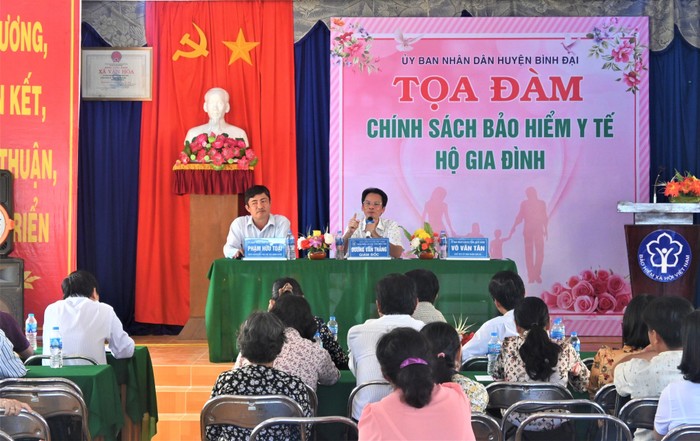 Tọa đàm chính sách bảo hiểm y tế hộ gia đình tại xã Vang Quới Đông, huyện Bình Đại, tỉnh Bến Tre.