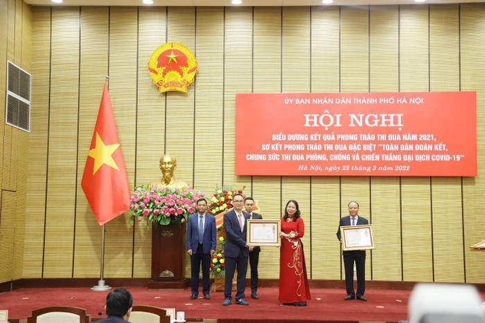 Phó Chủ tịch nước Võ Thị Ánh Xuân trao Huân chương Lao động hạng Ba cho ông Lê Tuấn Anh, Phó Tổng Giám đốc Tập đoàn BRG.