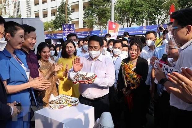 Thủ tướng Phạm Minh Chính tham quan các gian hàng trưng bày ý tưởng khởi nghiệp của học sinh, sinh viên. (Ảnh: Dương Giang/TTXVN)