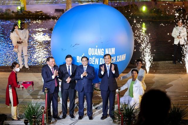 Thủ tướng Phạm Minh Chính và các đại biểu thực hiện nghi thức ký tên lên quả bóng xanh &quot;Quảng Nam - điểm đến du lịch xanh&quot; - Ảnh: VGP/Nhật Bắc