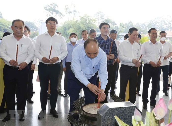 Chủ tịch nước Nguyễn Xuân Phúc dâng hương tưởng niệm cụ Phó bảng Nguyễn Sinh Sắc. (Ảnh: Thống Nhất/TTXVN)
