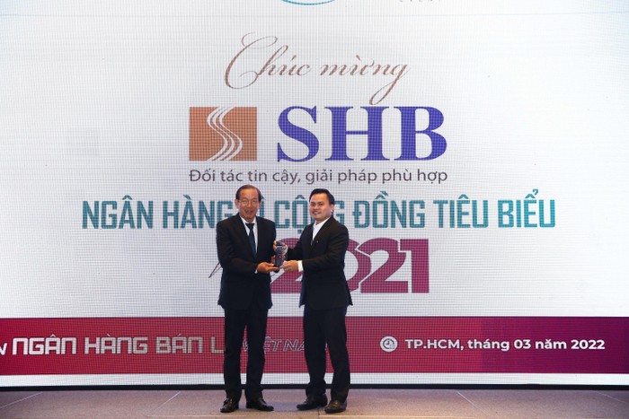 Ông Lê Đồng Tuấn - Phó Giám đốc SHB Chi nhánh Hồ Chí Minh (bên phải) đại diện ngân hàng nhận giải thưởng “Ngân hàng tiêu biểu vì cộng đồng”