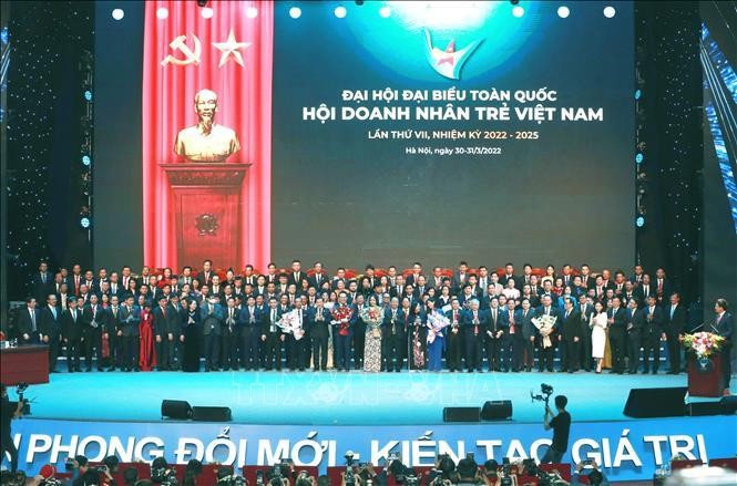 Lãnh đạo Đảng, Nhà nước tặng hoa chúc mừng Ban Chấp hành Hội Doanh nhân trẻ Việt Nam khóa VII, nhiệm kỳ 2022 – 2025. Ảnh: Minh Đức/TTXVN