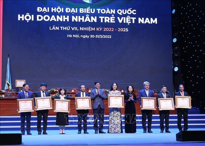Phó Chánh Văn phòng Thường trực Văn phòng Trung ương Đảng Lâm Phương Thanh trao tặng Bằng khen của Thủ tướng Chính phủ nhiệm kỳ 2018 – 2021 cho các cá nhân. Ảnh: Minh Đức/TTXVN