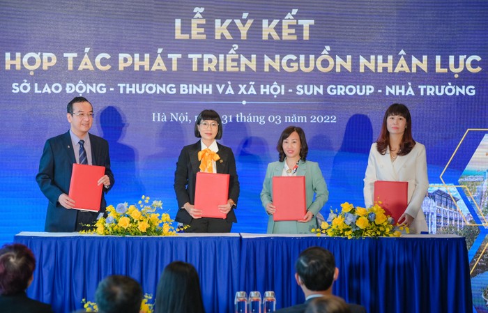 Sun Group Vùng Thủ đô ký với đại diện nhà trường