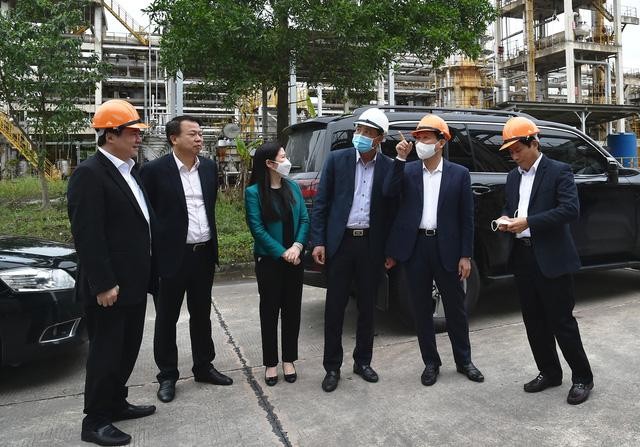 Phó Thủ tướng Lê Minh Khái thăm Nhà máy Phân đạm và Hóa chất Hà Bắc. Ảnh VGP/Trần Mạnh