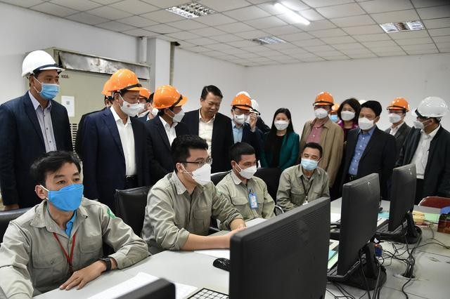 Phó Thủ tướng Lê Minh Khái thăm Trung tâm Điều khiển nhà máy Đạm Hà Bắc. Ảnh VGP/Trần Mạnh