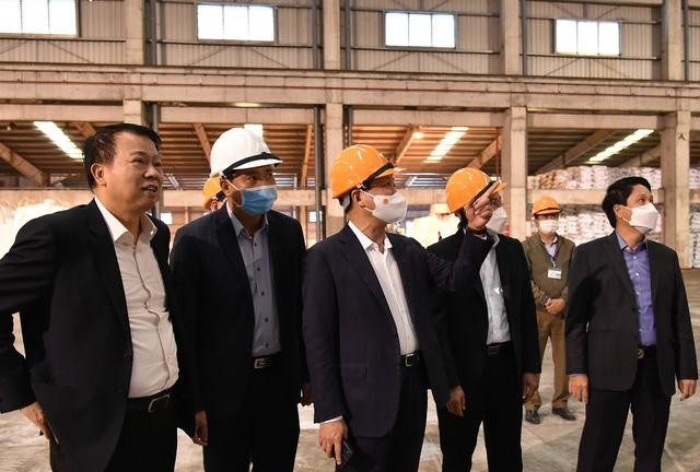 Phó Thủ tướng Lê Minh Khái thăm kho hàng Nhà máy Đạm Hà Bắc. Ảnh VGP/Trần Mạnh