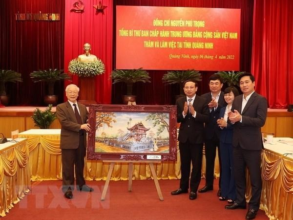 Tổng Bí thư Nguyễn Phú Trọng tặng Đảng bộ, chính quyền và nhân dân tỉnh Quảng Ninh bức tranh gốm - Ảnh: TTXVN