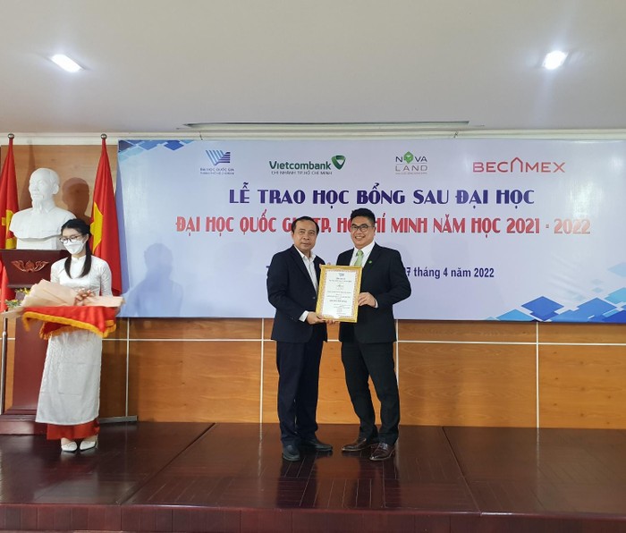 Phó giáo sư - Tiến sĩ Vũ Hải Quân trao thư và hoa cảm ơn cho ông Bùi Xuân Huy – Chủ tịch Hội đồng quản trị Tập đoàn Novaland Group