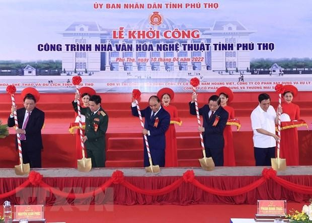 Chủ tịch nước Nguyễn Xuân Phúc cùng các đại biểu khởi công Nhà Văn hoá nghệ thuật tỉnh Phú Thọ. (Ảnh: Thống Nhất/TTXVN)
