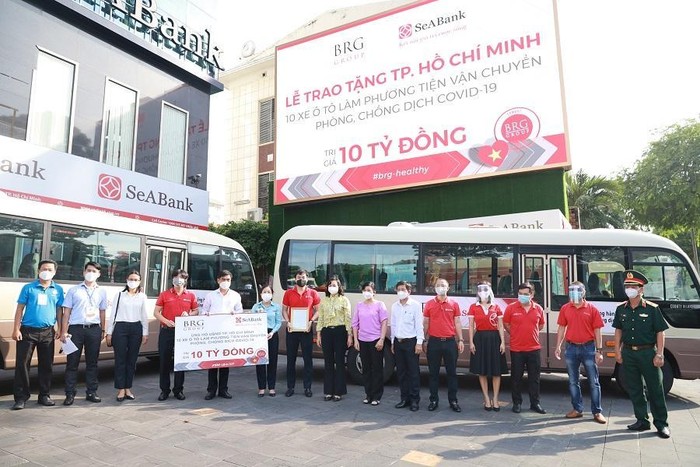 Đại diện “Quỹ An sinh Sức sống mới của BRG và SeABank” trao tặng các phương tiện vận chuyển phòng, chống Covid-19 cho Thành phố Hồ Chí Minh