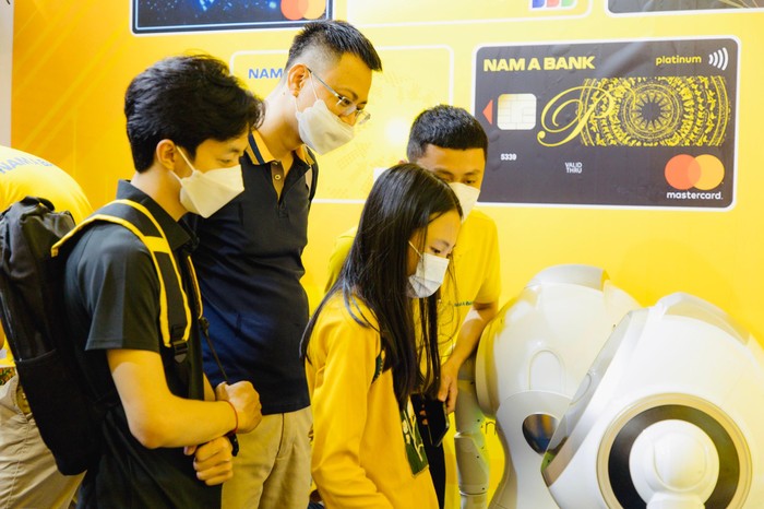 Nhiều khách hàng hứng thú trải nghiệm Robot OBPA của Nam A Bank tại Ngày Thẻ Việt Nam 2022