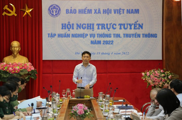 Giáo sư, Tiến sĩ Nguyễn Thành Lợi – Tổng Biên tập Tạp chí Người làm báo truyền đạt chuyên đề tại Hội nghị.