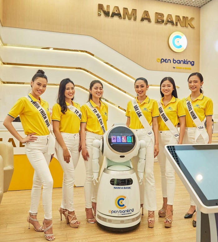 Thí sinh thích thú trước Robot OPBA – là robot ứng dụng trí tuệ nhân tạo (AI) được Nam A Bank đưa vào phục vụ khách hàng