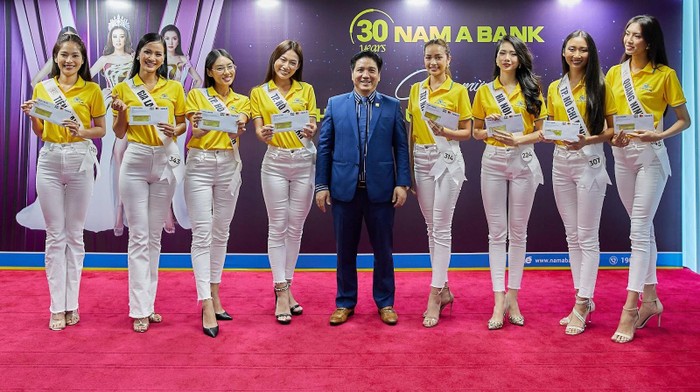 Ông Trần Khải Hoàn, Phó Tổng Giám đốc Thường trực Nam A Bank tặng thẻ tín dụng Nam A Bank cho top 71 Hoa hậu Hoàn vũ Việt Nam 2022