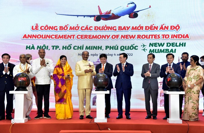 Chủ tịch Quốc hội Vương Đình Huệ, Chủ tịch Hạ viện Ấn Độ Om Birla, Phó Thủ tướng Chính phủ Lê Minh Khái và đại diện các quan chức cấp cao của Việt Nam và Ấn Độ chứng kiến khai trương các đường bay thẳng giữa hai nước của Vietjet