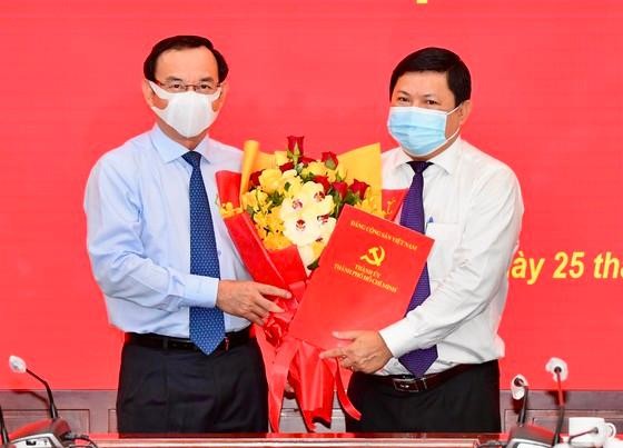 Bí thư Thành ủy Thành phố Hồ Chí Minh Nguyễn Văn Nên trao quyết định và chúc mừng đồng chí Huỳnh Cách Mạng.