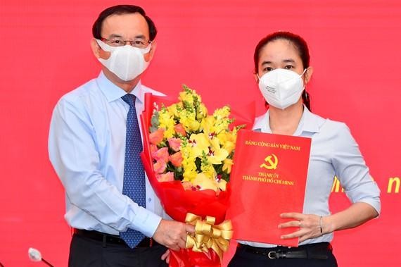 Bí thư Thành ủy Thành phố Hồ Chí Minh Nguyễn Văn Nên trao quyết định và chúc mừng đồng chí Lê Thị Hờ Rin.
