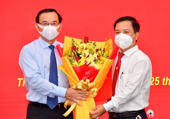 Bí thư Thành ủy Thành phố Hồ Chí Minh Nguyễn Văn Nên trao quyết định và chúc mừng đồng chí Ma Xuân Việt.