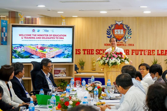 Bộ trưởng Nguyễn Kim Sơn chia sẻ cùng đại diện Tập đoàn Nguyễn Hoàng và Ban giám hiệu trường Trường Quốc tế Bắc Mỹ (SNA)