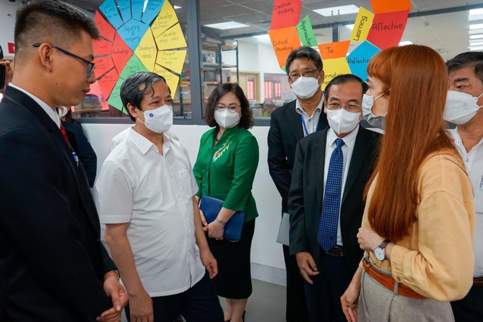 Bộ trưởng Nguyễn Kim Sơn trò chuyện cùng cô Olessya Volokh - giáo viên môn Design của trường SNA.