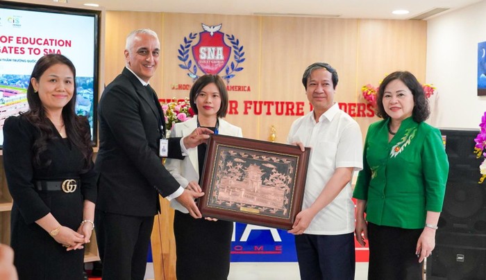 Bộ trưởng Bộ Giáo dục và Đào tạo Nguyễn Kim Sơn trao quà lưu niệm cho Ban giám hiệu trường SNA