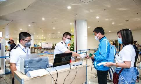 Bộ Y tế vừa có hướng dẫn mới nhất, tạm dừng việc áp dụng khai báo y tế với COVID-19 tại tất cả các cửa khẩu của Việt Nam đối với người nhập cảnh kể từ 00h00&apos; ngày 27/4.