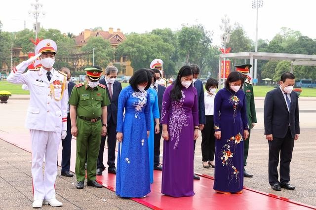 Các đại biểu thành kính tưởng nhớ Chủ tịch Hồ Chí Minh vĩ đại - Ảnh: VGP/Nhật Bắc