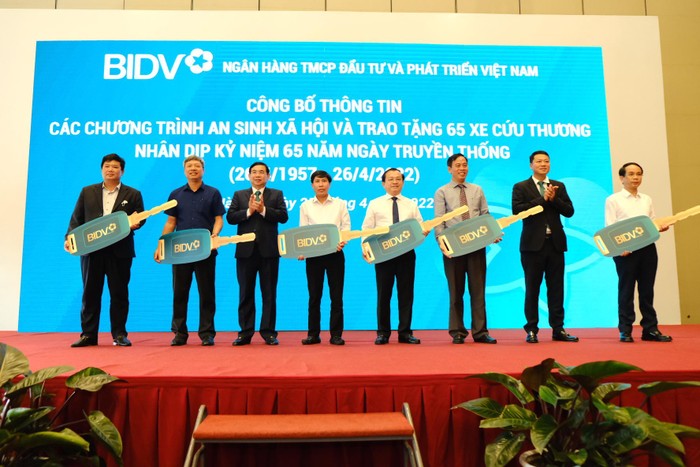 Chủ tịch Hội đồng quản trị BIDV Phan Đức Tú và Tổng Giám đốc Lê Ngọc Lâm trao biểu trưng xe cứu thương cho đại diện các địa phương