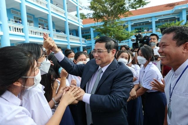 Các em học sinh Trường phổ thông Dân tộc nội trú Huỳnh Cương chào đón Thủ tướng Phạm Minh Chính tới thăm nhà trường - Ảnh: VGP/Nhật Bắc