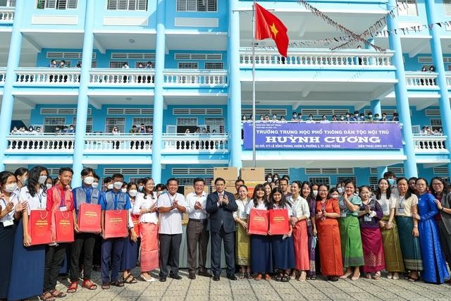 Thủ tướng mong muốn các thầy cô giáo và học sinh trường Huỳnh Cương sẽ phát huy truyền thống, phát triển toàn diện, đạt được nhiều kết quả tốt hơn nữa trong dạy và học - Ảnh: VGP/Nhật Bắc