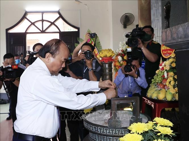 Chủ tịch nước Nguyễn Xuân Phúc dâng hương tưởng niệm Tổng Bí thư Lê Duẩn.
