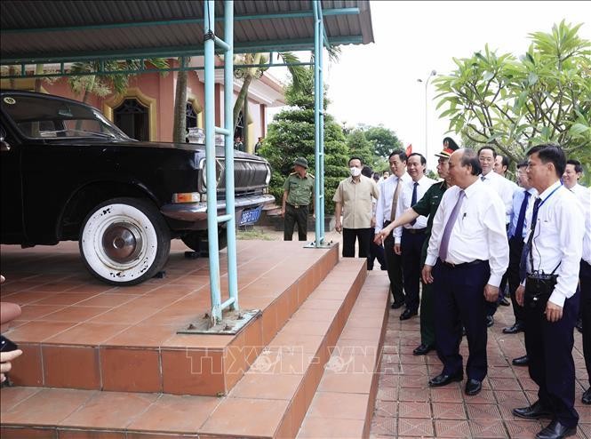 Chủ tịch nước Nguyễn Xuân Phúc tham quan Khu lưu niệm Tổng Bí thư Lê Duẩn ở thôn Hậu Kiên, xã Triệu Thành, huyện Triệu Phong.