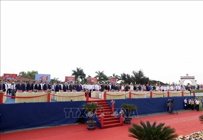 Chủ tịch nước Nguyễn Xuân Phúc và các đại biểu mặc niệm tưởng nhớ các anh hùng liệt sỹ, đồng bào đồng chí và chiến sỹ đã hy sinh.