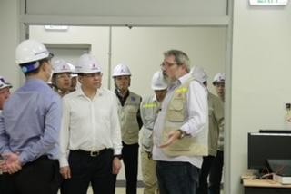 Tổng Giám đốc Petrovietnam Lê Mạnh Hùng trao đổi công tác vận hành chạy thử cùng chuyên gia quốc tế tại Nhà điều khiển Trung tâm Nhà máy Nhiệt điện Thái Bình 2.
