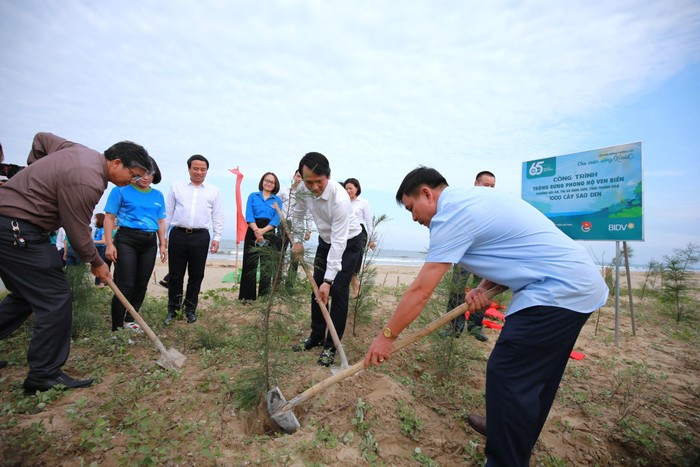Ông Trần Long - Phó Tổng Giám đốc BIDV tham gia trồng cây tại buổi lễ