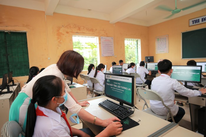Phòng Máy vi tính tại Trường Trung học cơ sở Nguyễn Bá Ngọc do BIDV trao tặng
