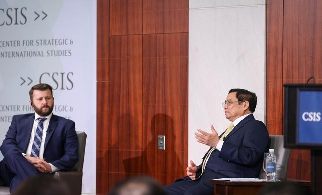 Thủ tướng Phạm Minh Chính cùng Chủ tịch, Giám đốc điều hành Trung tâm nghiên cứu chiến lược và quốc tế Hoa Kỳ (CSIS) thảo luận, làm rõ một số vấn đề - Ảnh: VGP/Nhật Bắc