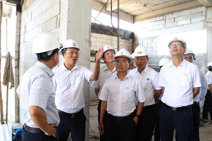Đoàn công tác của EVNNPT kiểm tra tiến độ thi công TBA 500kV Vân Phong