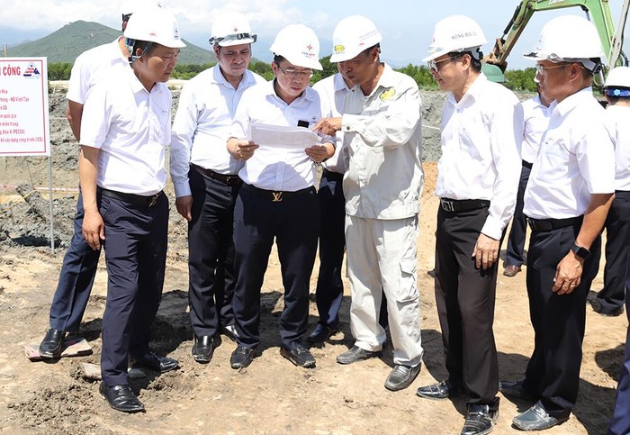 Đoàn công tác nghe báo cáo tiến độ dự án Đường dây 500kV Vân Phong Vĩnh Tân