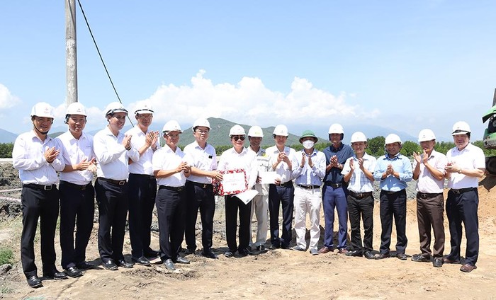 Đoàn công tác của EVNNPT tặng quà động viên lực lượng thi công Dự án Đường dây 500kV Vân Phong – Vĩnh Tân