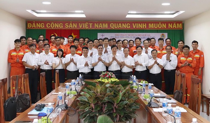 Lãnh đạo EVNNPT, Công đoàn EVNNPT cùng các đại biểu chụp ảnh lưu niệm cùng người lao động Truyền tải điện Ninh Thuận và Truyền tải điện Khánh Hòa