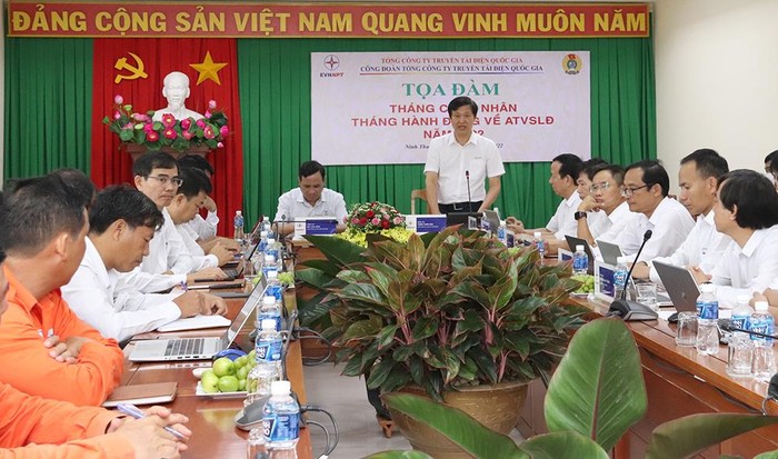 Chủ tịch Công đoàn EVNNPT – Trịnh Tuấn Sơn phát biểu tại tọa đàm