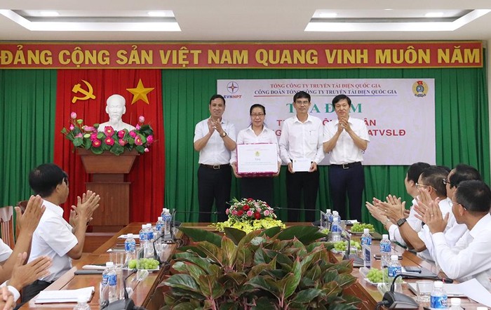 Lãnh đạo EVNNPT và Công đoàn EVNNPT tặng quà Truyền tải điện Ninh Thuận đơn vị đăng cai tổ chức