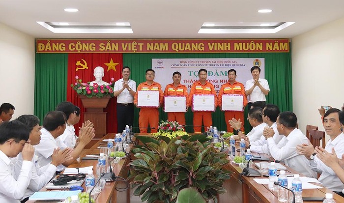 Lãnh đạo EVNNPT và Công đoàn EVNNPT tặng quà người lao động thuộc Truyền tải điện Ninh Thuận và Truyền tải điện Khánh Hòa