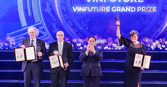 Thủ tướng Phạm Minh Chính trao giải thưởng chính của VinFuture mùa đầu tiên cho Giáo sư Katalin Kariko và 2 đồng nghiệp - những người đặt nền móng cho công nghệ mRNA trong cuộc chiến chống Covid-19.